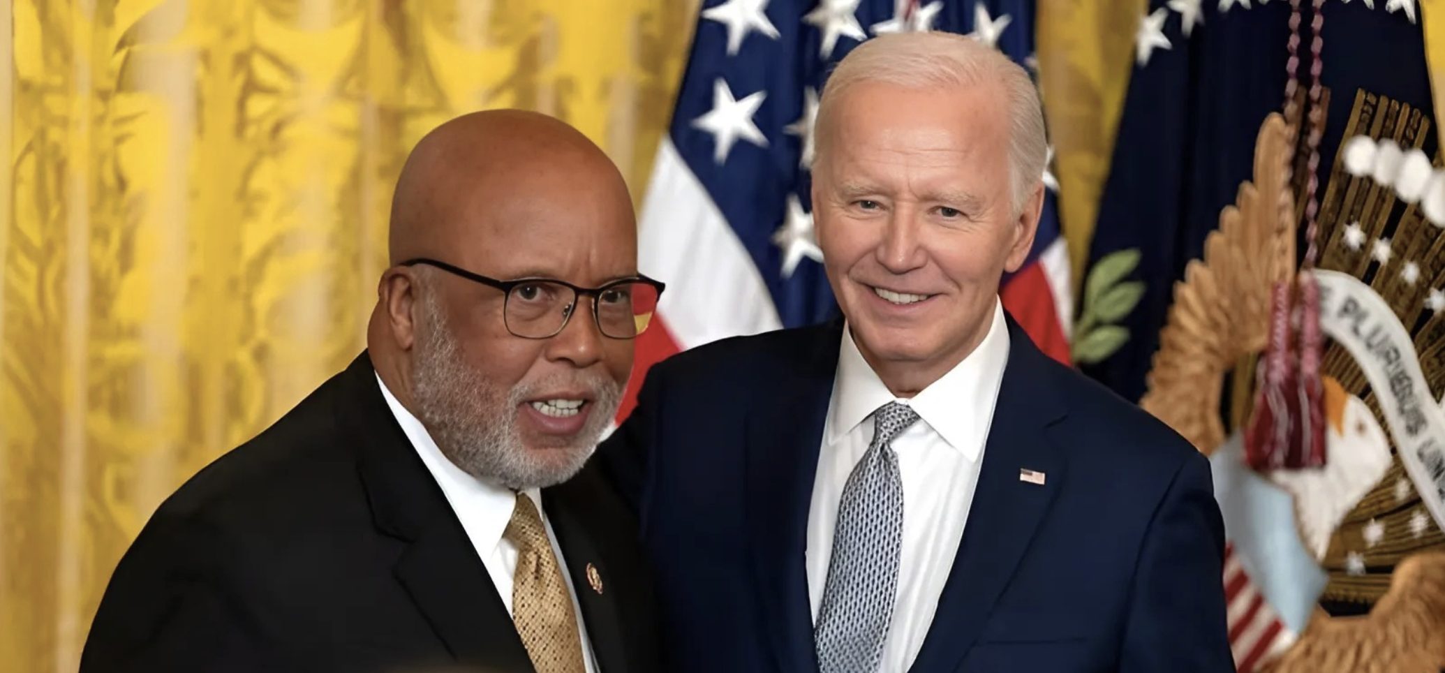 Congressman Bennie G. Thompson receives the Presidential Citizens Medal at the White House